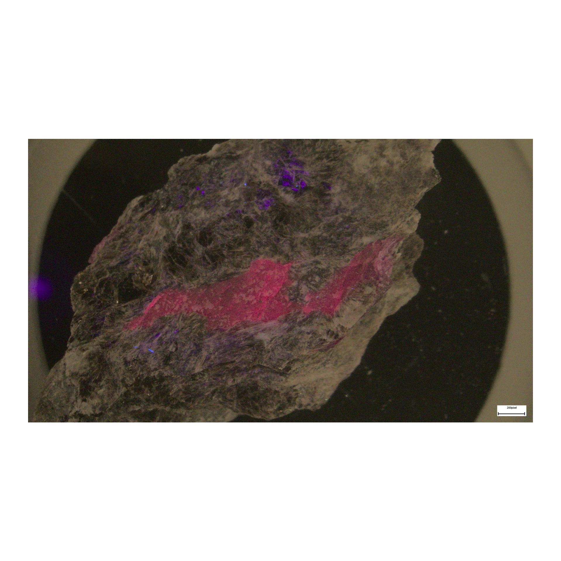 Läs mer om Mineralstuff, Korund, Rubin, Fluorescerande